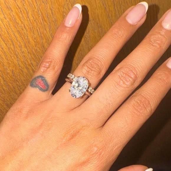 5ct Elegant Silver and LAB Moissanite Oval-Cut Ring - Picture 5 of 6